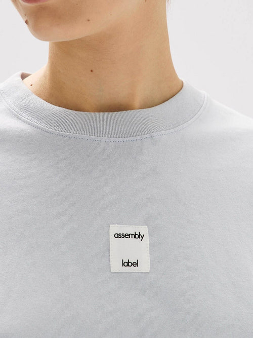 ASSEMBLY LABEL EXHIBIT PATCH SHORT SLEEVE TEE