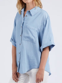 ELM BLISSFUL CHAMBRAY SHORT SLEEVE SHIRT